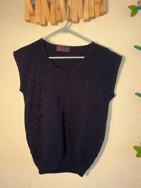 EUC VINTAGE Bel Ami black knit sleeveless sweater Blouse features a d